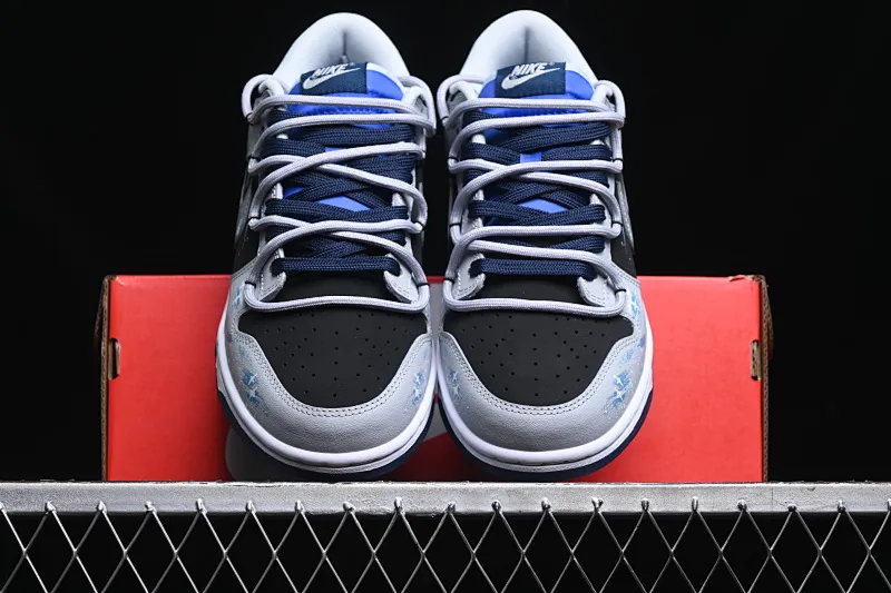 All Categories Nk SB Dunk Series Nk SB Dunk Low Low-top sneakers Nk Dunk Low Samsara Star Pupils Universe Stars Mysterious style English graffiti Low-top casual sneakers FQ8826-100